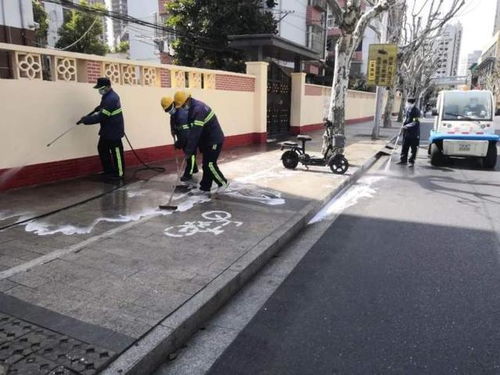 全市近日開展了道路大沖洗行動,消除衛(wèi)生死角盲區(qū),加強公廁等公共設(shè)施保潔